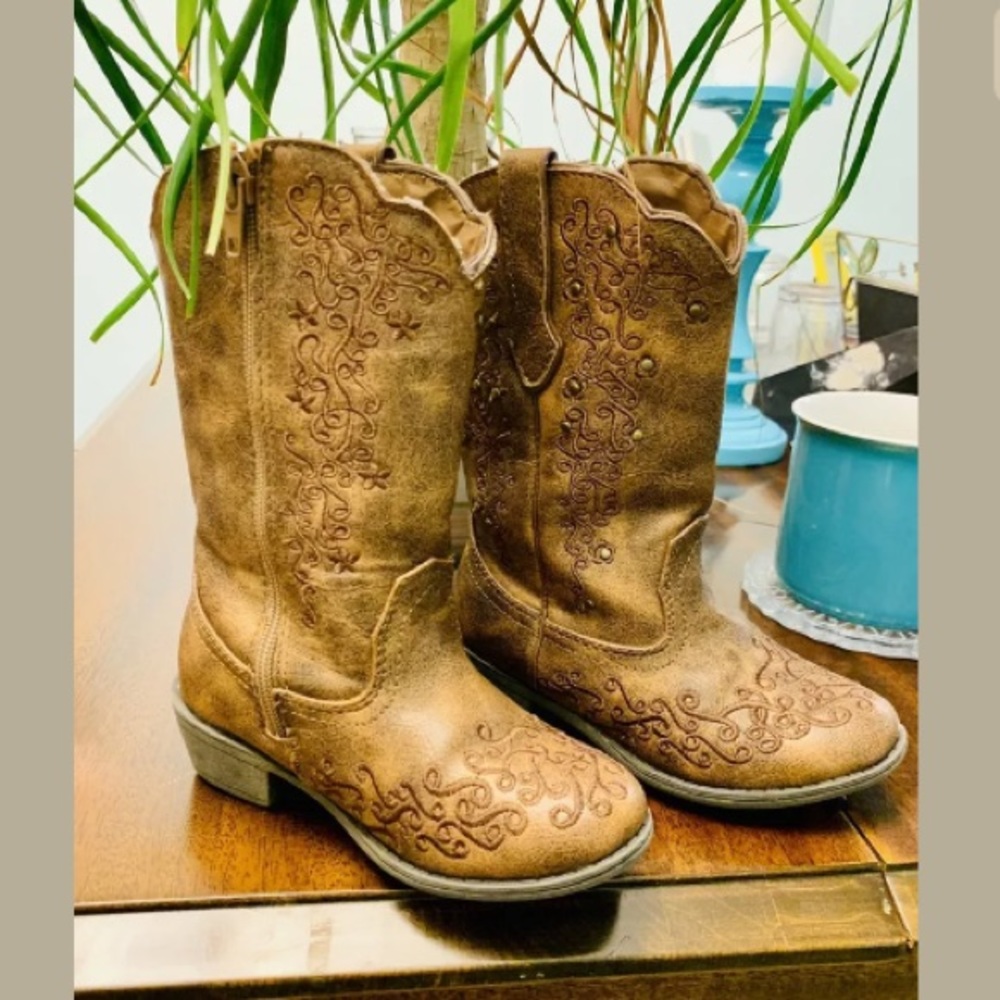 Kids size 8.5 brown cowgirl boots